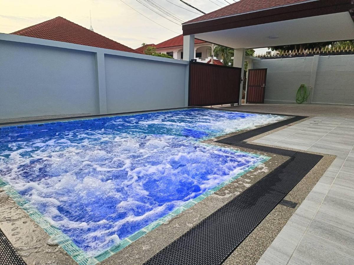 Private Pool Villa With Jacuzzi At Royal Park Village - Walk To The Beach - 6 People - Max 3 Males (Adults Only) Jomtien Beach Exterior photo