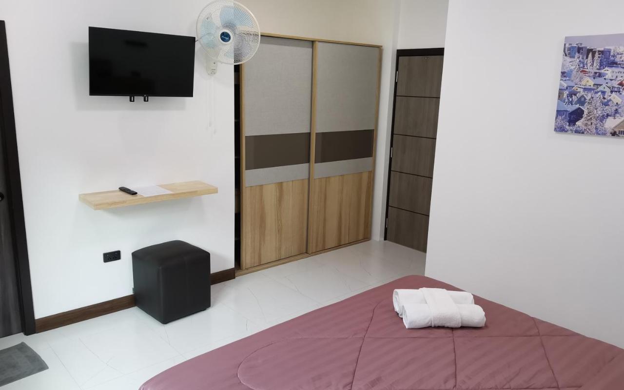 Private Pool Villa With Jacuzzi At Royal Park Village - Walk To The Beach - 6 People - Max 3 Males (Adults Only) Jomtien Beach Exterior photo